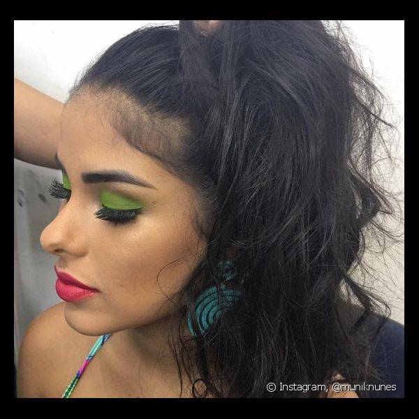 Munik Nunes usou sombra verde e lábios vermelhos em tema de anos 80, que mostrou no Instagram